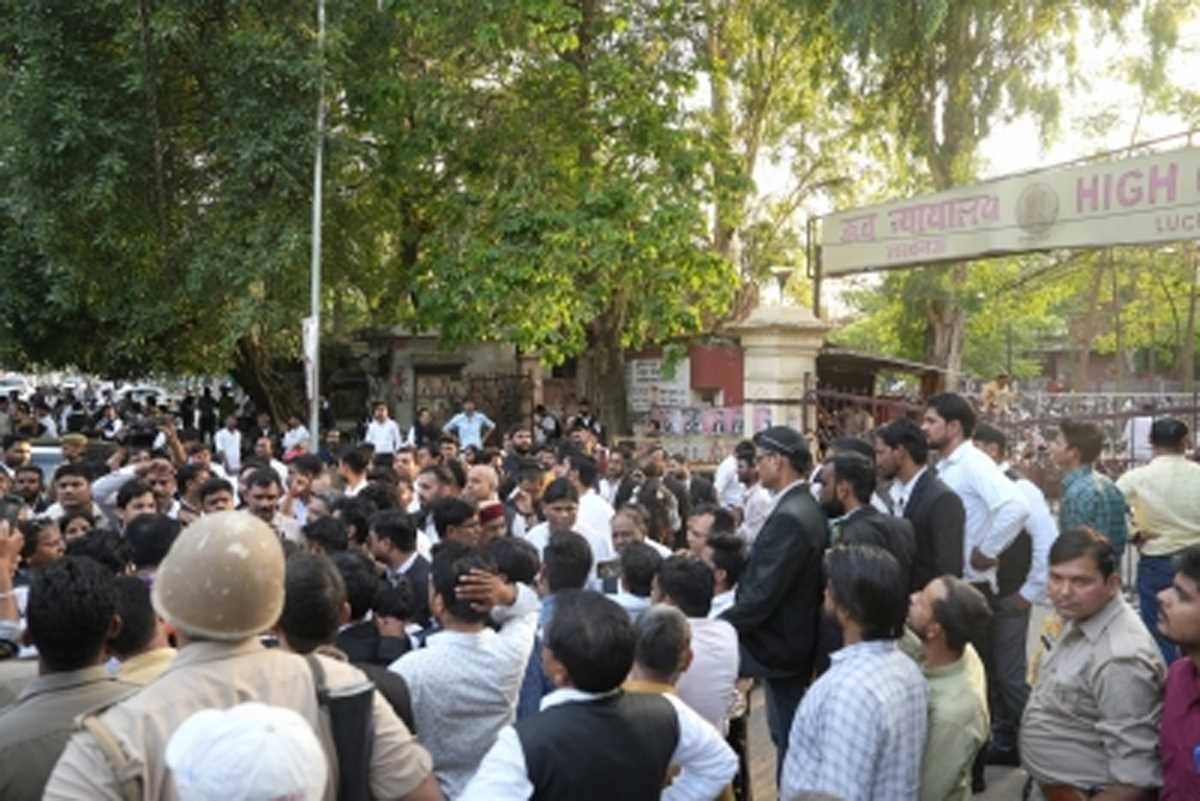 लखनऊ कोर्ट शूटआउट : योगी सरकार का बड़ा एक्शन, लापरवाही के आरोप में छह पुलिसकर्मी निलंबित